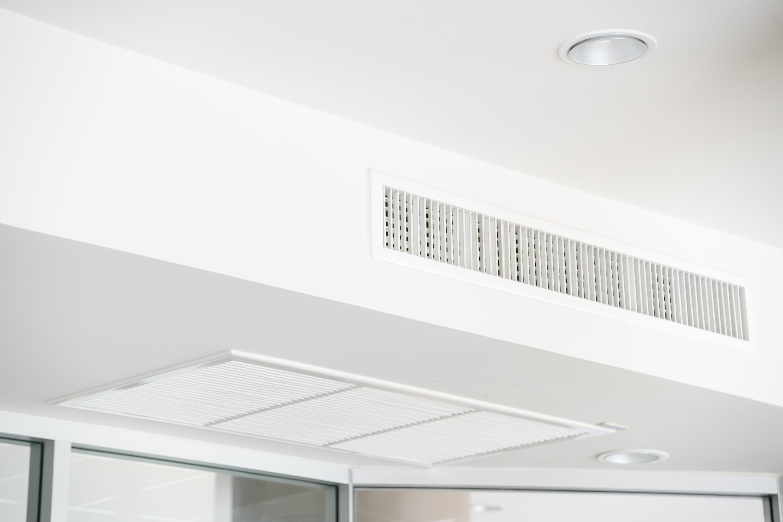 Ceiling mounted cassette type air conditioner