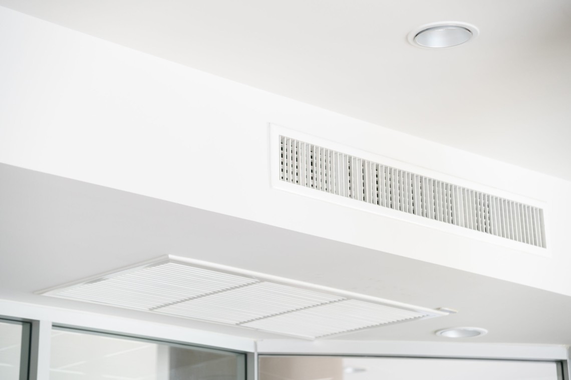 Ceiling mounted cassette type air conditioner